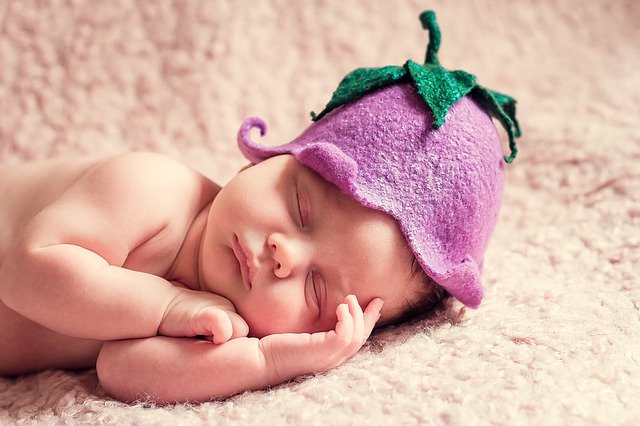 novorozený s kloboučkem