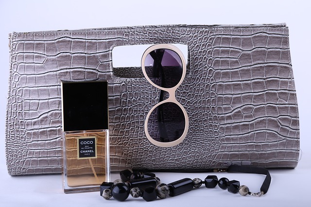 kabelka, parfém a sluneční brýle